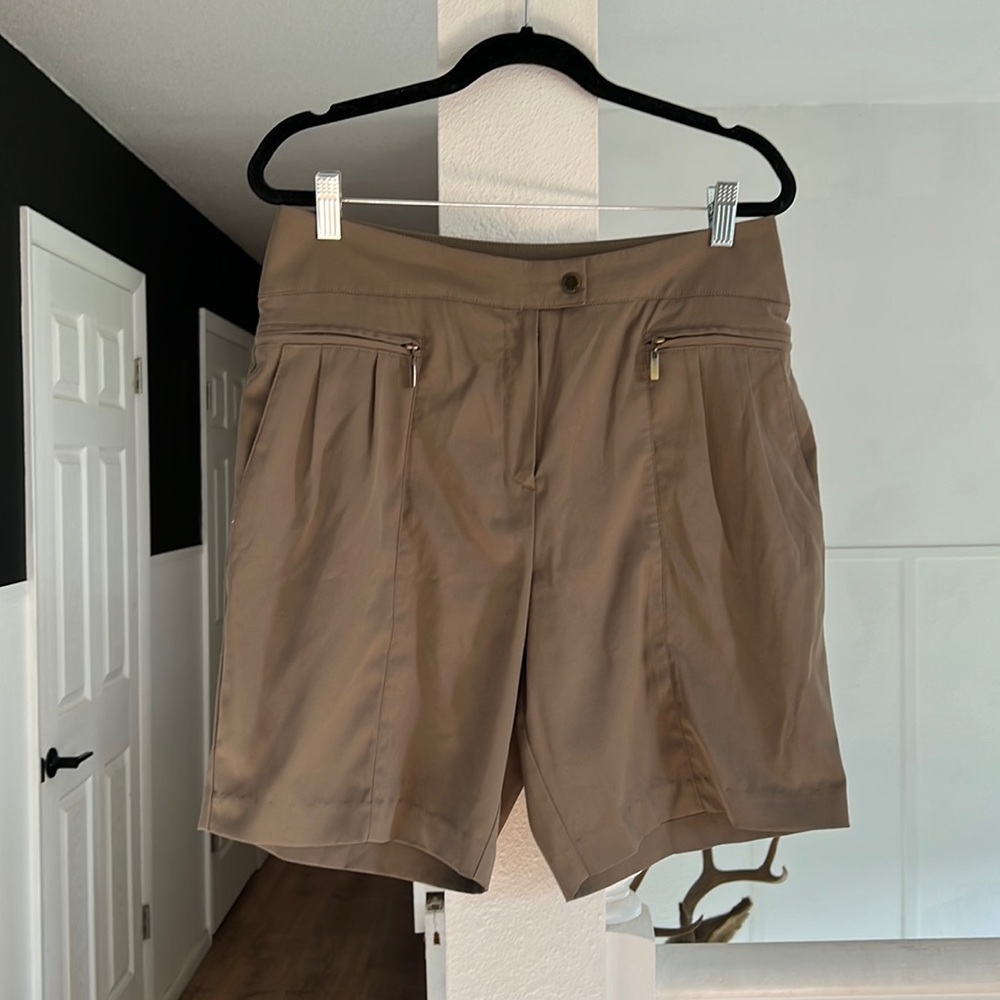 Tail brown Bermuda golf shorts flat front size 6 zipper pockets